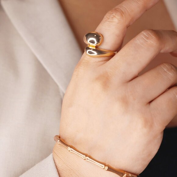 Sleek Bone-Inspired Stainless Steel Bangle - Minimalist Style - Picture 3 of 4